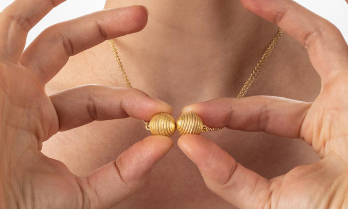 JA-RA navrhli pozlacenou kolekci šperků zdobenou jemným vlněním
