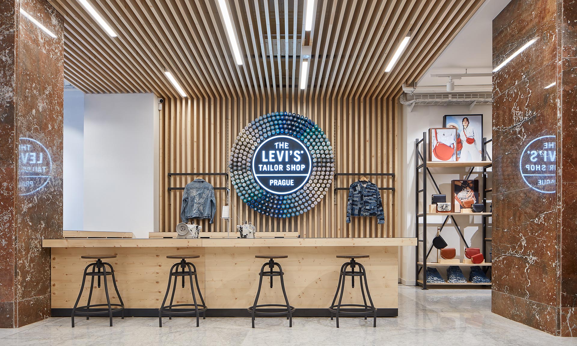 Levi’s åpnet Sentral-Europas største butikk i Praha med et veggmaleri av Pasty Onera – DesignMag.cz