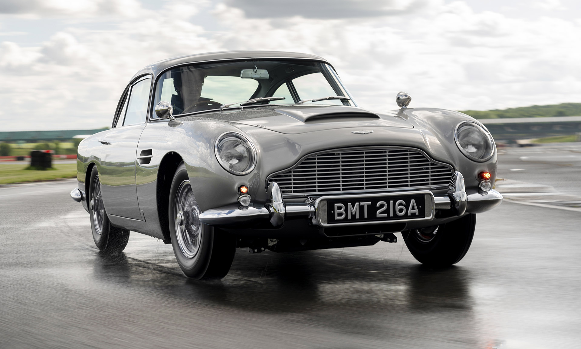 Aston Martin znovu vyrobil sporťák DB5 Goldfinger s výbavou pro Jamese Bonda