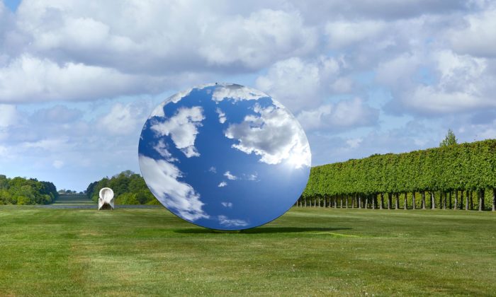 Anish Kapoor vystavuje v Norfolku své sochy včetně pětimetrového zrcadla