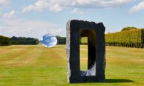 Anish Kapoor a ukázka z výstavy jeho soch v Houghton Hall