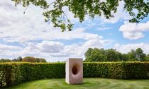 Anish Kapoor a ukázka z výstavy jeho soch v Houghton Hall