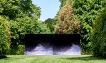 Anish Kapoor a ukázka z výstavy jeho soch v Houghton Hall