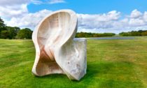 Anish Kapoor a ukázka z výstavy jeho soch v Houghton Hall