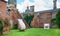 Anish Kapoor a ukázka z výstavy jeho soch v Houghton Hall