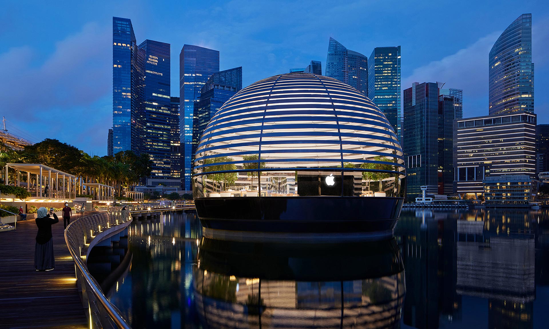 Foster postavil v Singapuru plovoucí obchod Apple Marina Bay Sands s tvarem koule