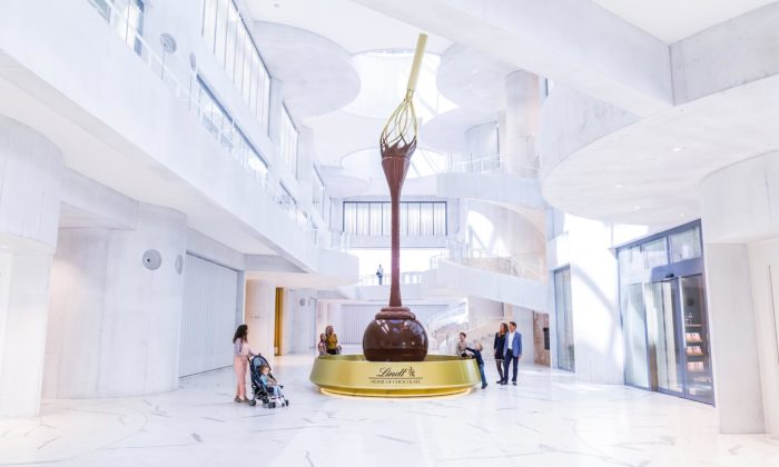 Lindt otevřel návštěvnický Home of Chocolate s devět metrů vysokou čokoládovou fontánou