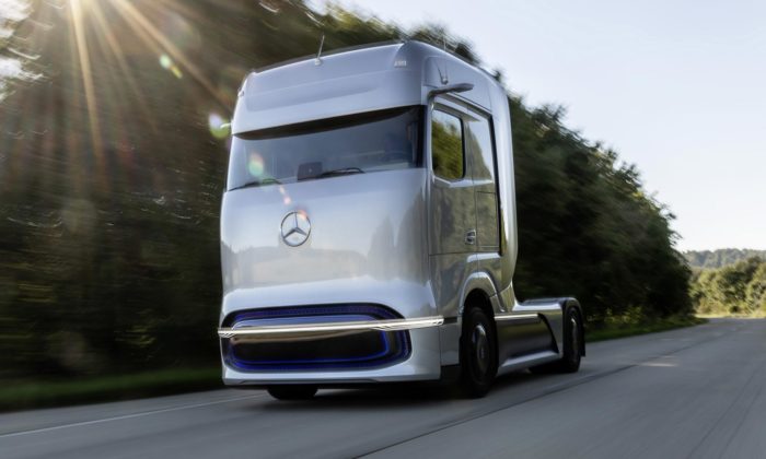 Mercedes-Benz představil futuristický koncept tahače GenH2 s pohonem na vodík