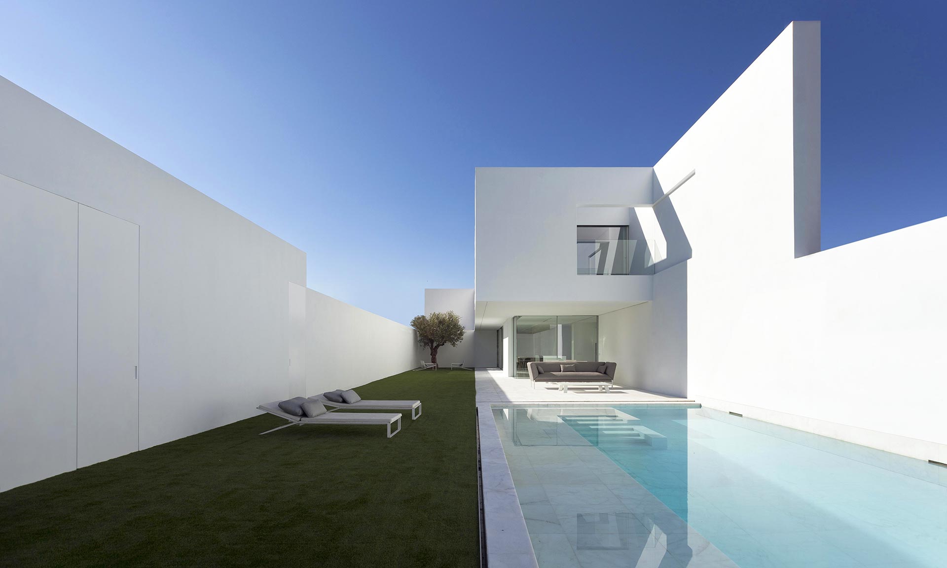 Fran Silvestre Arquitectos obehnali vilu Pati Blau ve španělské Valencii bílou zdí
