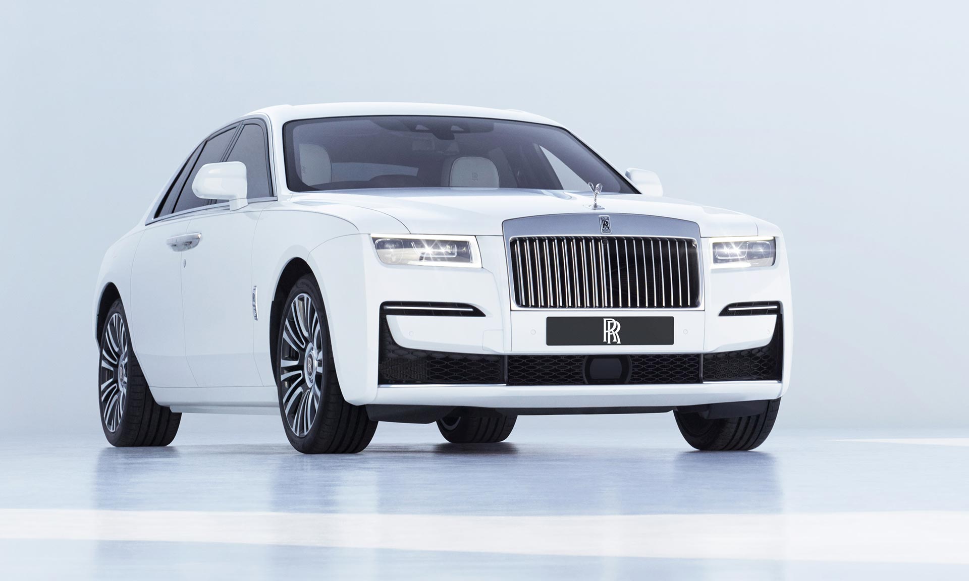 Rolls-Royce představil modernizovaný Ghost s přísně minimalistickým designem