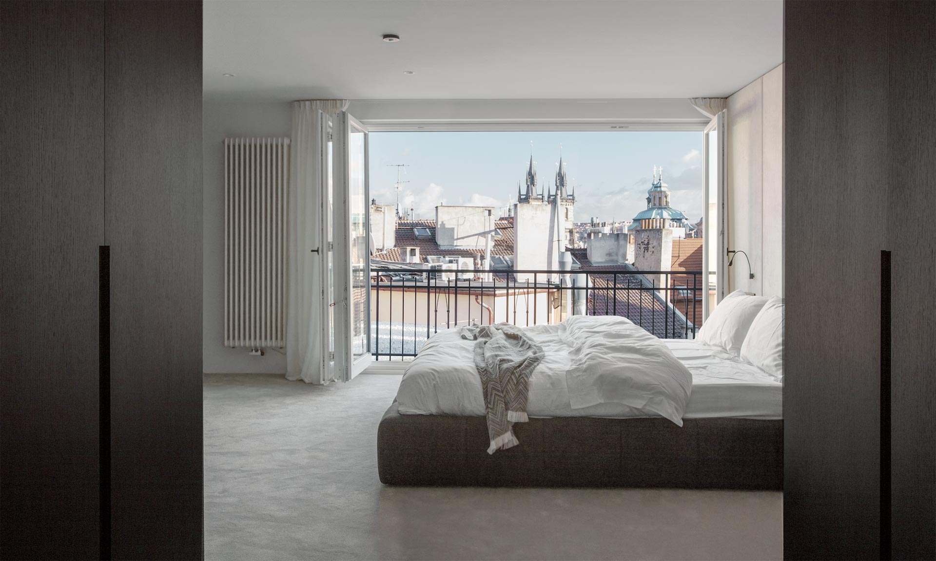Staroměstský Penthouse má luxusní černobílý interiér a ještě luxusnější výhled na Prahu
