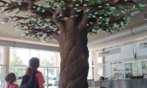 Vzpomínkový interaktivní strom Eiwa s lístky z křišťálového skla
