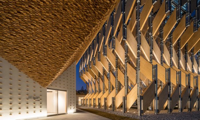 Kengo Kuma postavil v tokijské obytné čtvrti multifunkční dřevěný pavilon