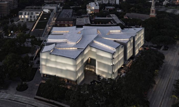 Steven Holl postavil v Houstonu dětské muzeum se svítící mléčnou fasádou