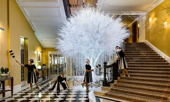 Londýnský hotel Claridge’s má zmrzlý vánoční strom ve stylu art deco
