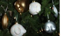 Anissa Kermiche a její vánoční ozdoby Pornament Baubles Trio