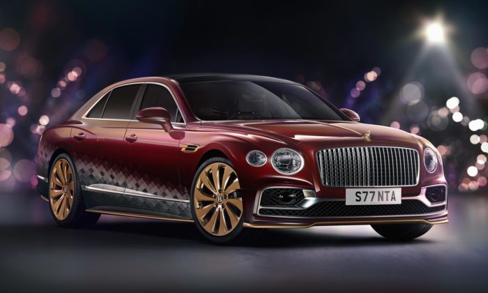 Bentley vytvořilo pro Santu speciálně upravený Flying Spur se soškou soba na přídi