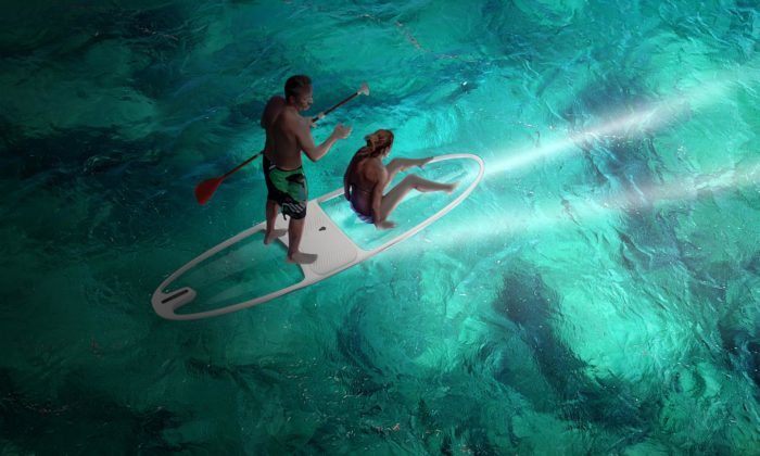 Loeva vytvořila transparentní Le StandUp paddleboard vybavený LED osvětlením