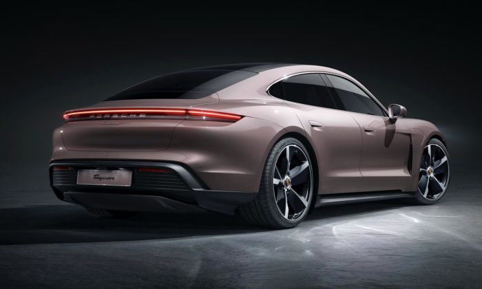 Porsche ukázalo novou základní verzi elektrického sporťáku Taycan