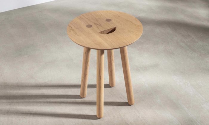 Jaime Hayón navrhl usměvavou dřevěnou stoličku Smile Stool