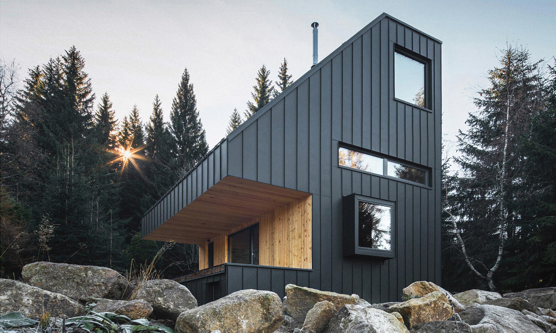 Horská chata Nové Hamry má černou fasádu a tvary inspirované rozhlednou