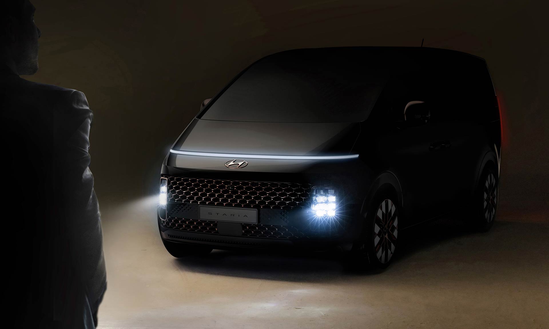 Hyundai odhaluje MPV jménem Staria spojující styl 80. let s futuristickými prvky