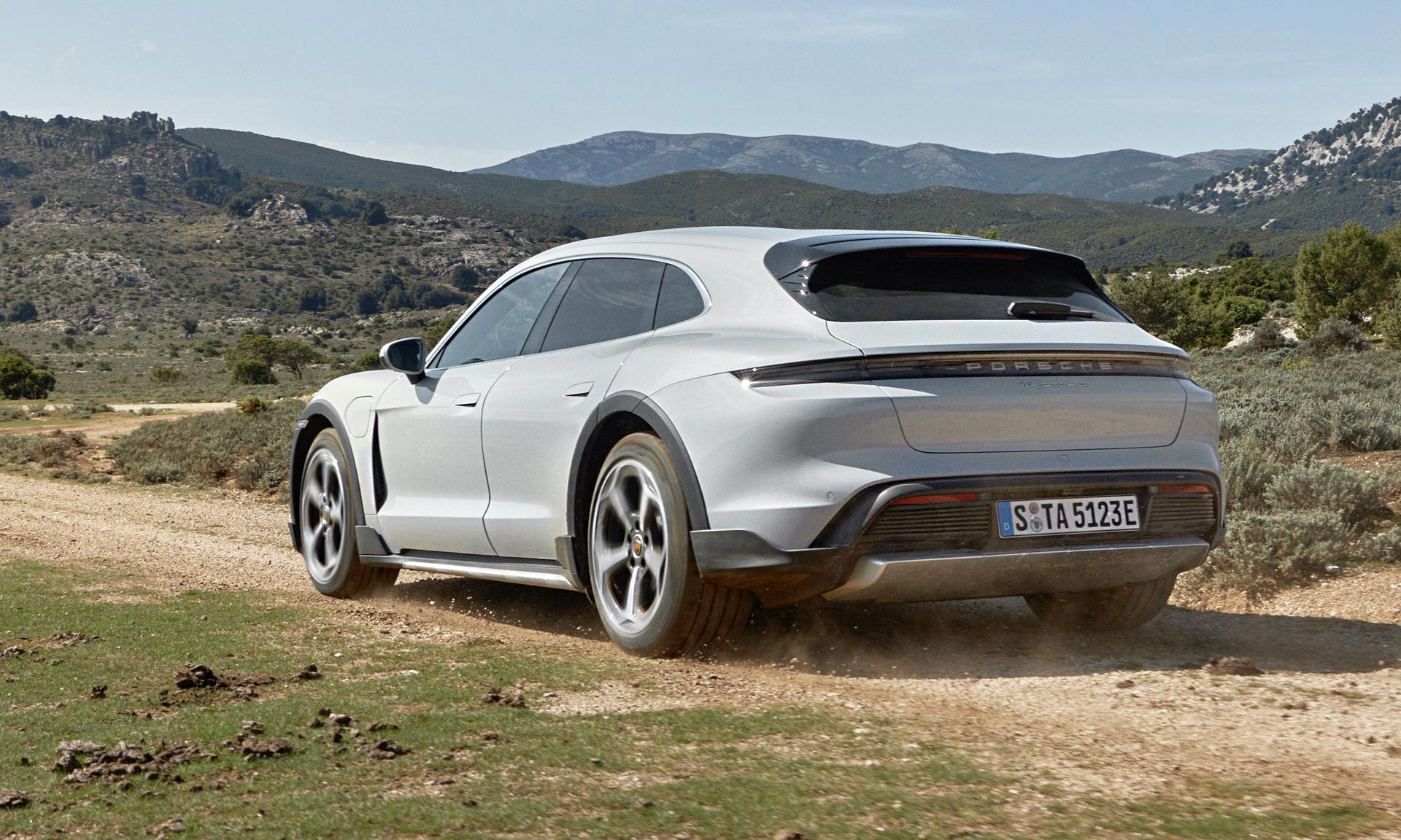 Porsche Taycan Cross Turismo je elektrický kombík i do drsnějšího terénu