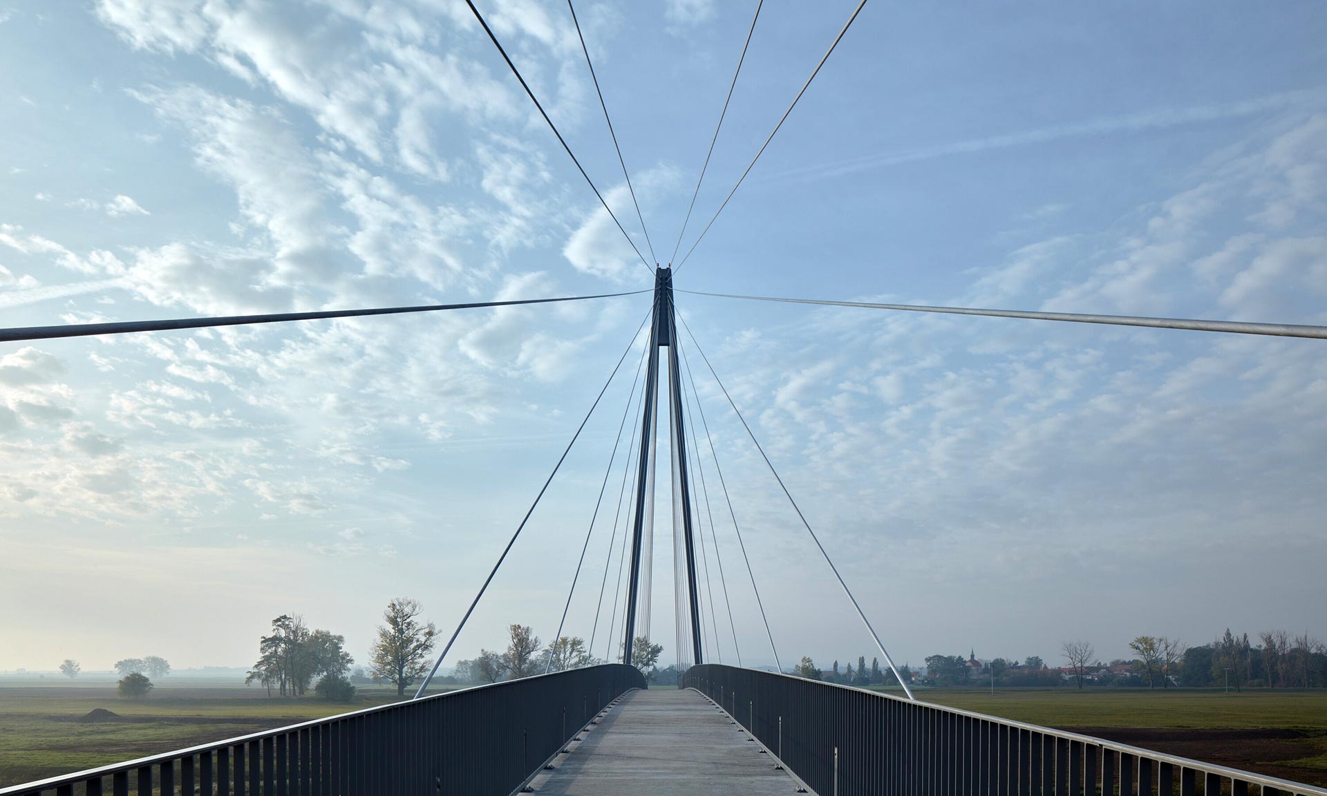 Nedaleko Mělníka v Lužci nad Vltavou vyrostla moderní lávka pro chodce a cyklisty