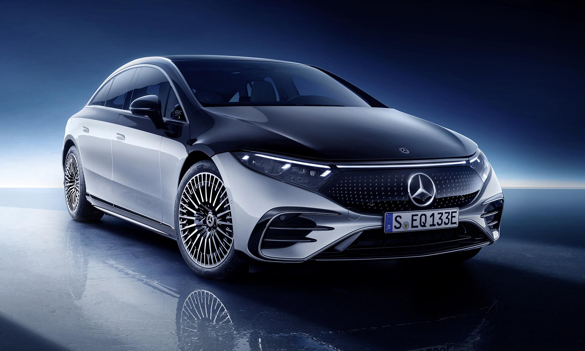 Mercedes-Benz EQS je luxusní elektrický sedan s výrazně aerodynamickým designem
