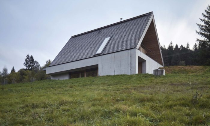 V Beskydech vyrostl moderní víkendový dům částečně ukrytý do svahu