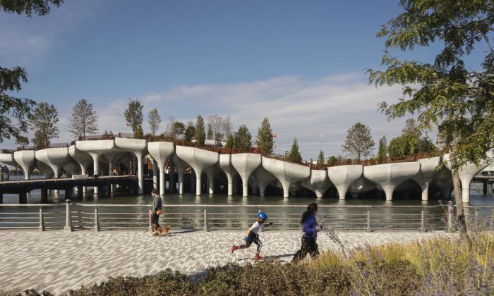 New York otevírá na řece Hudson park Little Island od Heatherwick Studio