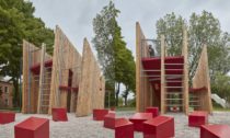 Instalace Off Fence na Bienále architektury v Benátkách 2021