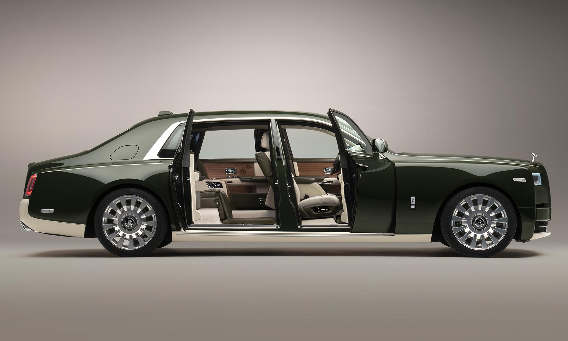 Rolls-Royce vyrobil na míru jedinečný Phantom Oribe s interiérem od Hermès