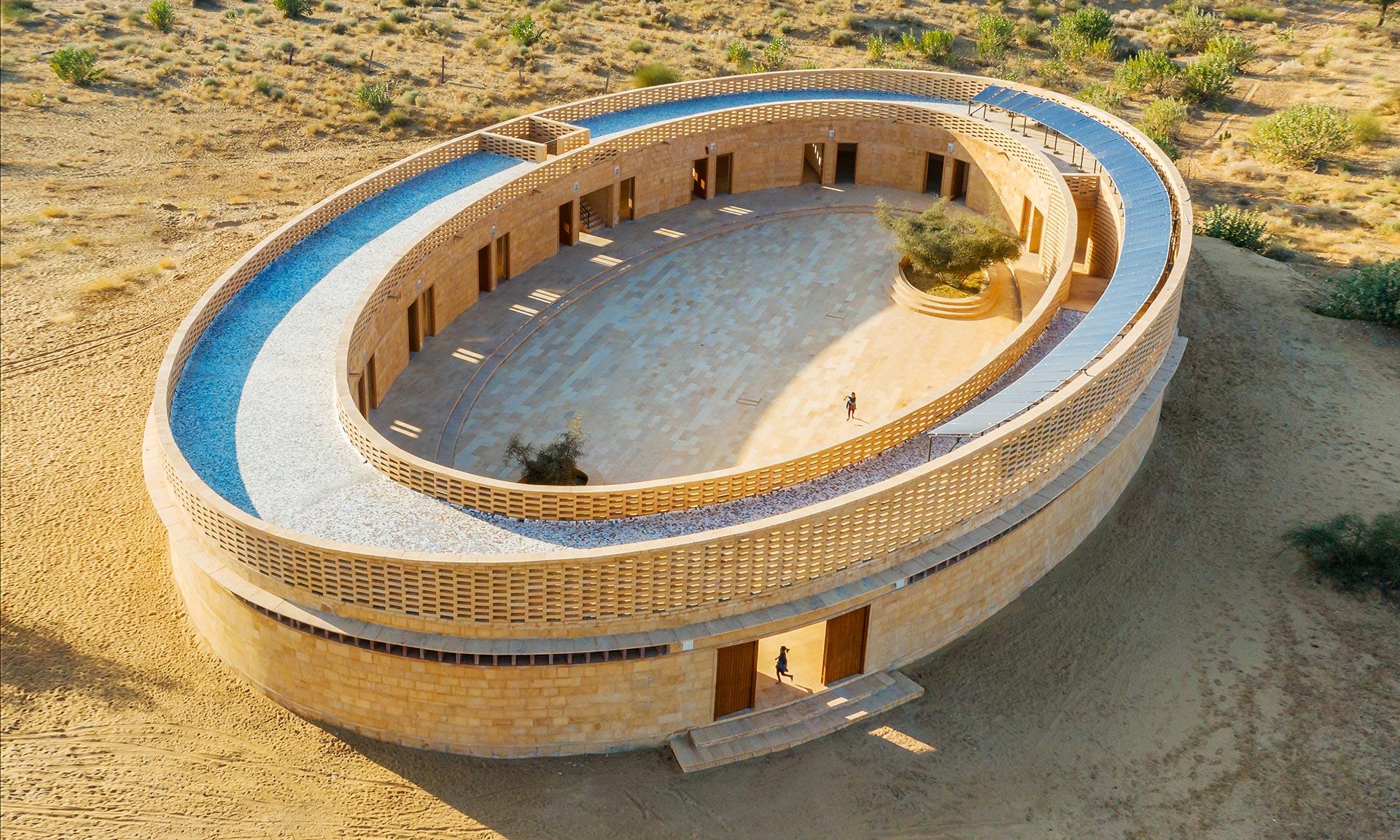 Diana Kellogg postavila v Indii z místního pískovce dívčí školu s tvarem oválu