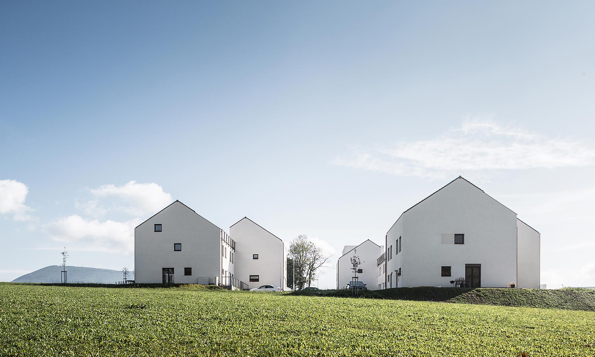 Bytové domy v Rožnově pod Radhoštěm dostaly jednoduché tvary se sedlovou střechou