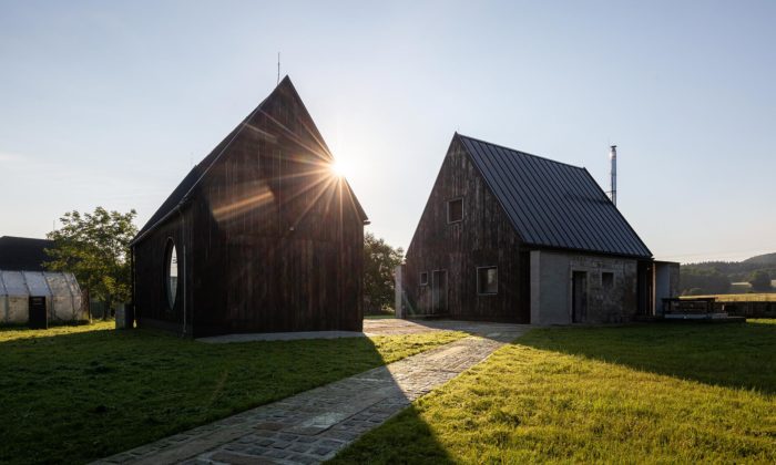 Architekti přestavěli zbytky staré stodoly na příjemné bydlení pro rodiče