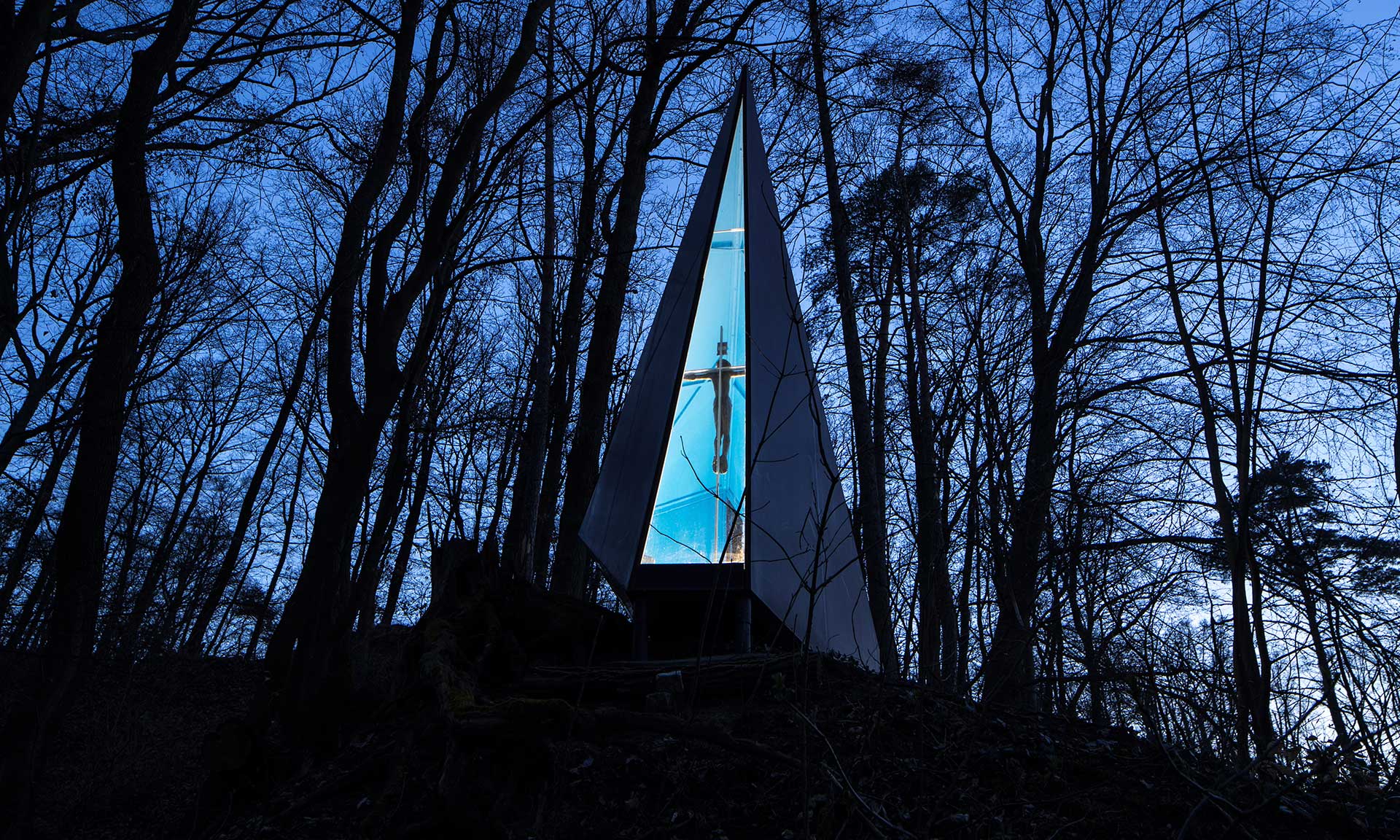 V lese nedaleko Brna stojí geometricky tvarovaná kaple Lesní vzpomínka