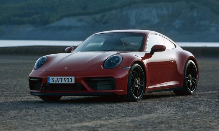 Porsche 911 GTS přijíždí v modernizované verzi s vyšším výkonem i černými detaily