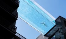 Bazén mezi dvěma domy Sky Pool od HAL Architects