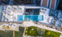 Bazén mezi dvěma domy Sky Pool od HAL Architects