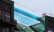 Bazén mezi dvěma domy Sky Pool od HAL Architects