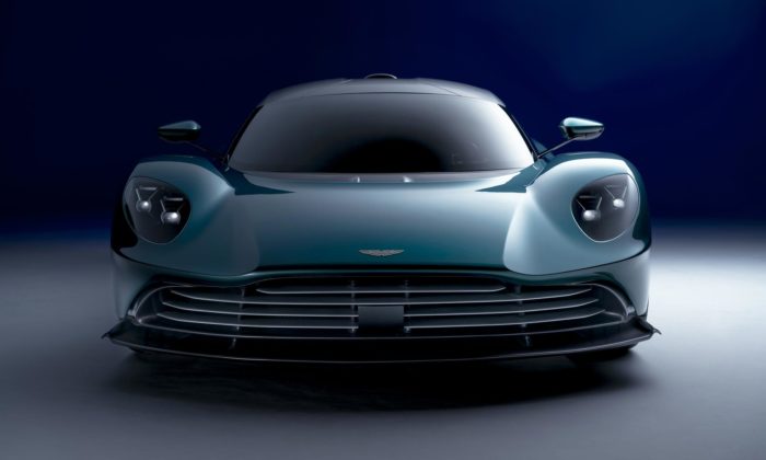 Aston Martin ohromil produkční verzí hybridního supersportu Valhalla