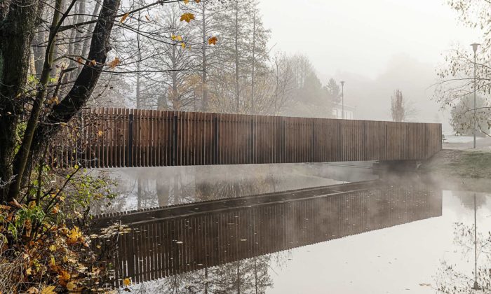 Park ve Žďáru nad Sázavou ozdobila nenápadná lávka na Farských humnech