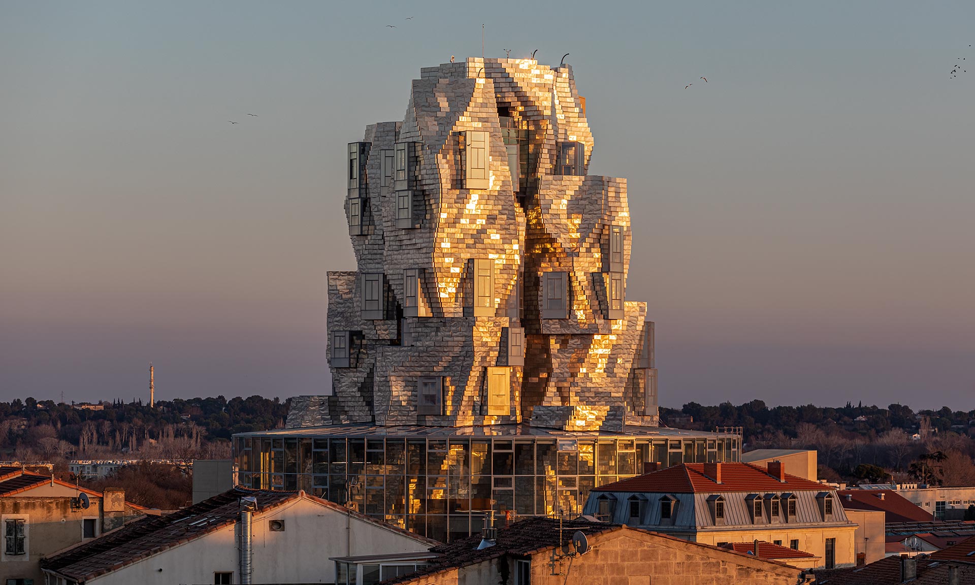 Frank Gehry postavil ve francouzském Arles impozantní galerijní věž Luma