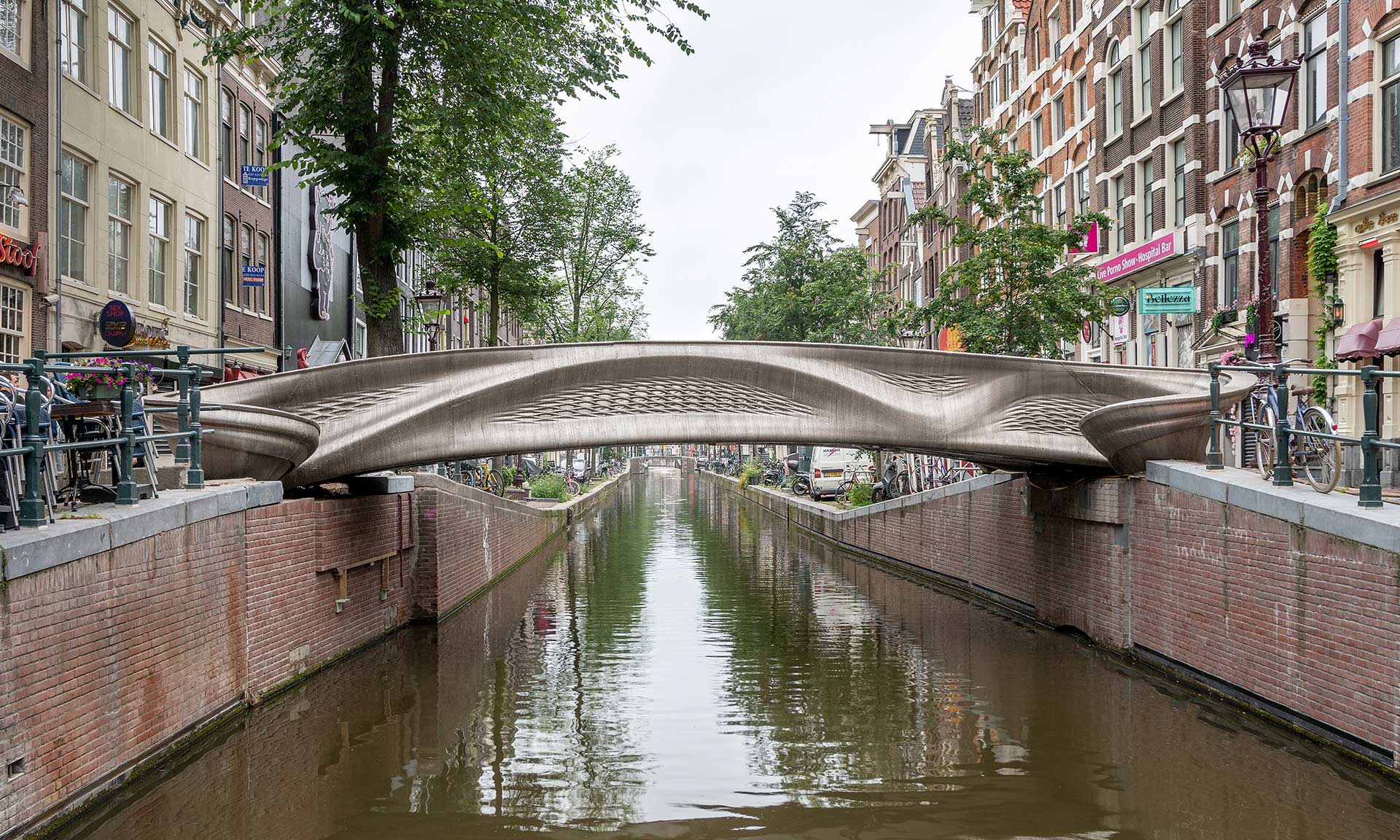 V centru Amsterdamu otevřeli první 3Dtištěný ocelový most na světě