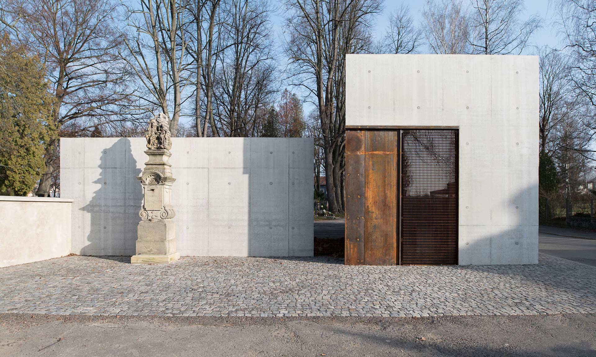Na okraji hřbitova v Litomyšli vzniklo minimalistické zázemí pro veřejnost i správce