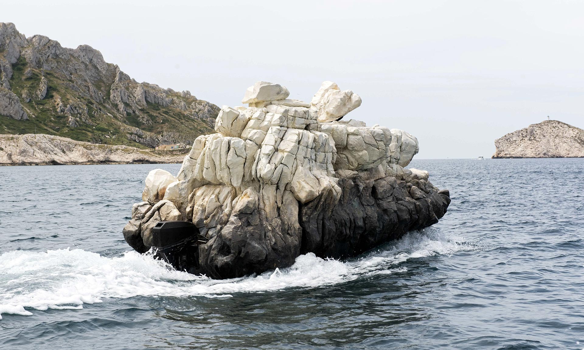 Francouz vytvořil neviditelnou loď L’invisible pokrytou umělým skalním masivem