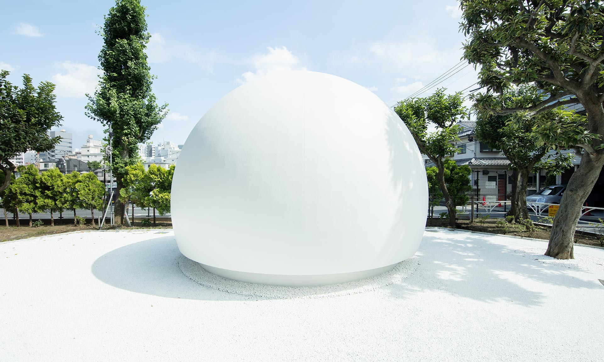 Tokijská veřejná toaleta dostala tvar velké bílé koule a ovládání hlasem