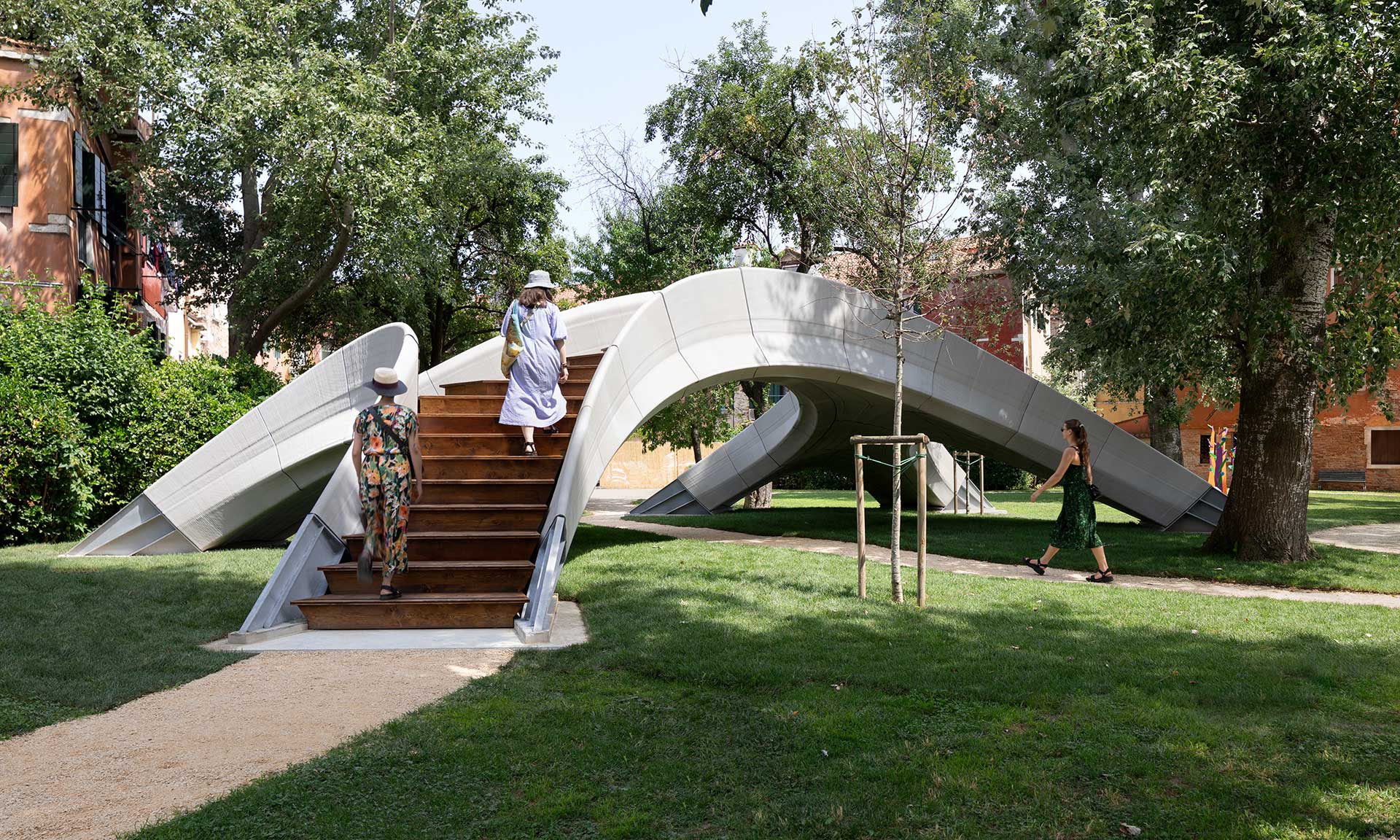Zaha Hadid Architects postavili první 3Dtištěný betonový most nazvaný Striatus