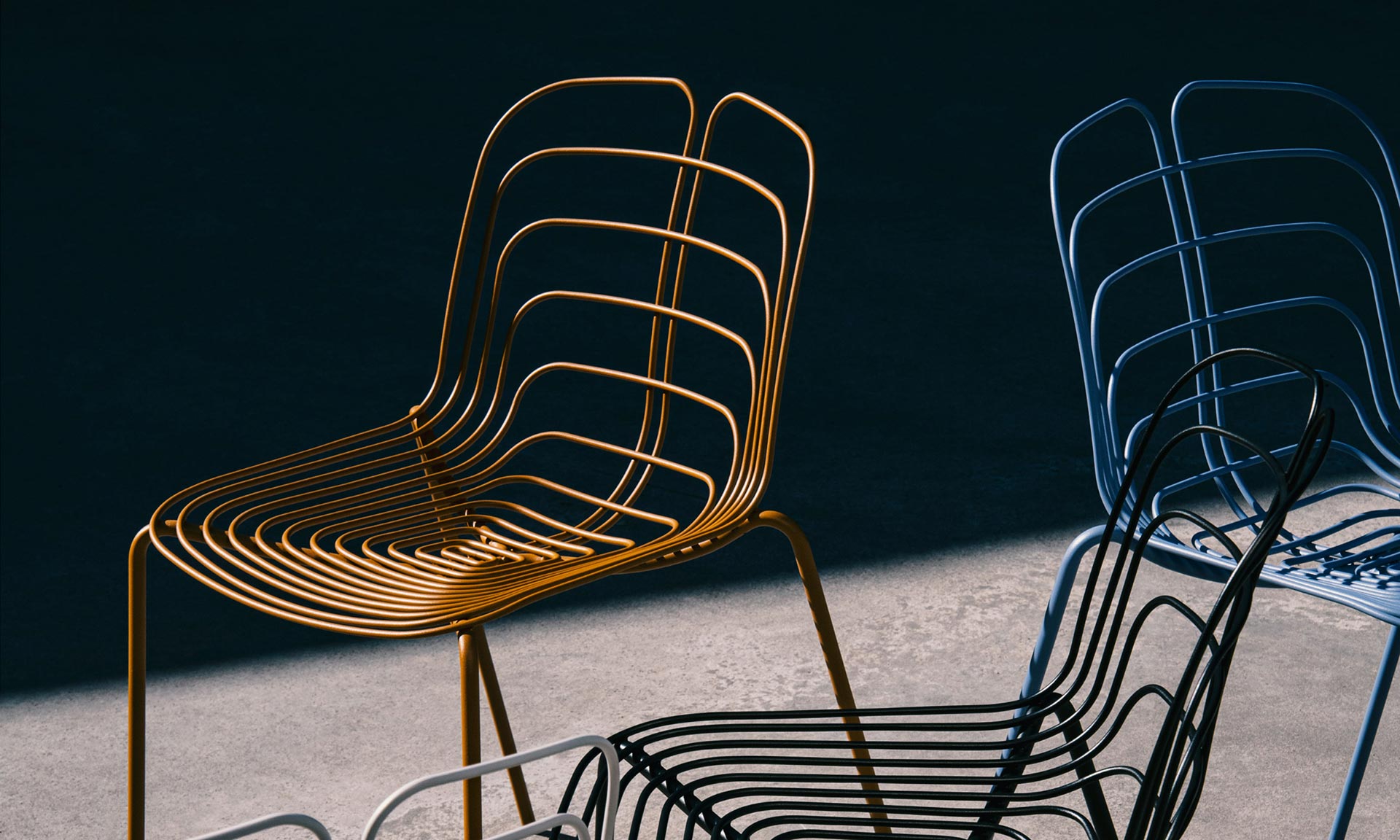Michael Young navrhl židli Wired Chair připomínající žilky listu